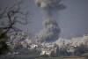 A fumaça sobe após os ataques aéreos israelenses na Faixa de Gaza, vista do sul de Israel, segunda-feira, 23 de outubro de 2023.  (Foto AP/Ariel Shalit)