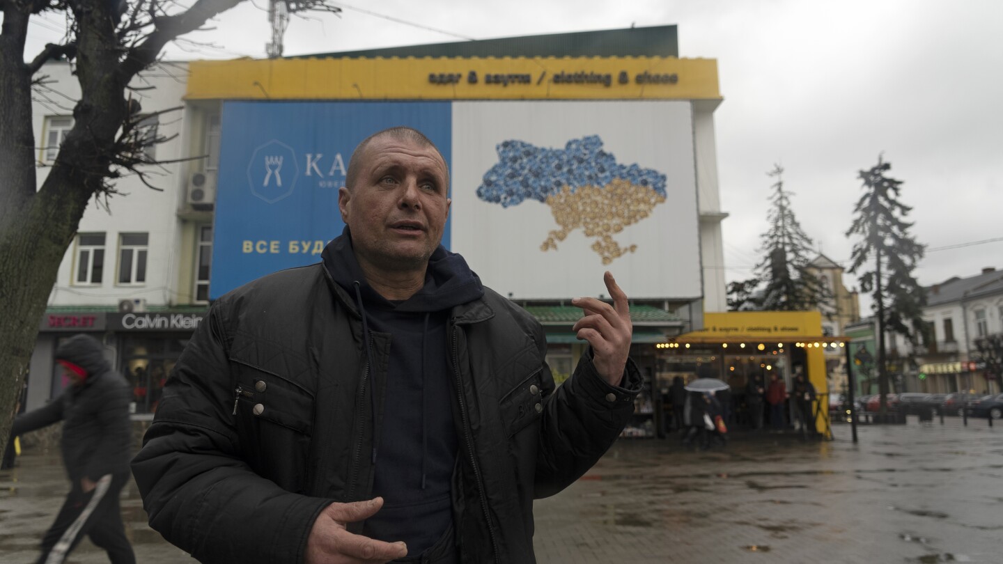 КИЕВ Украйна AP — Той и родителите му бяха сред