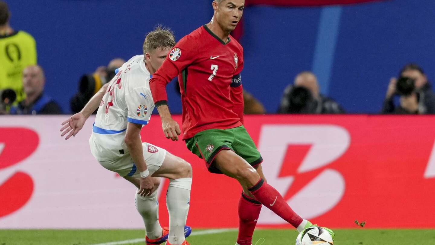 Кристиано Роналдо става първият играч, играл на 6 европейски първенства, тъй като Португалия започва с победа