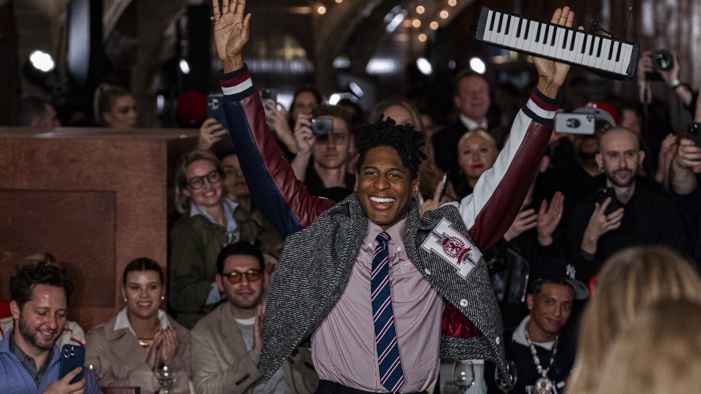 Tommy Hilfiger пое Oyster Bar в Grand Central за весело модно шоу, ориентирано към Ню Йорк