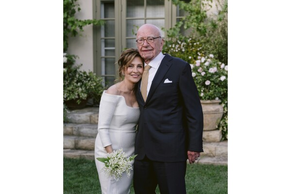 Esta imagen proporcionada por News Corp. muestra al magnate Rupert Murdoch y a la bióloga molecular Elena Zhukova posando para una fotografía el sábado 1 de junio de 2024, durante su boda en el viñedo de él en Bel Air, California. (News Corp. vía AP)