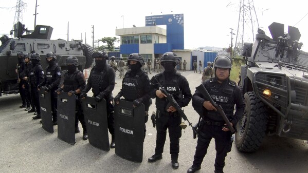 Policja pilnuje wejścia do więzienia, w którym przetrzymywany jest były wiceprezydent Jorge Glas, w Guayaquil, Ekwador, sobota, 6 kwietnia 2024 r. W piątkowy wieczór ekwadorska policja wdarła się przez zewnętrzne drzwi ambasady Meksyku w Quito, aby aresztować Glasa, który mieszkał tam od grudnia.  (AP Photo/Cesar Munoz)