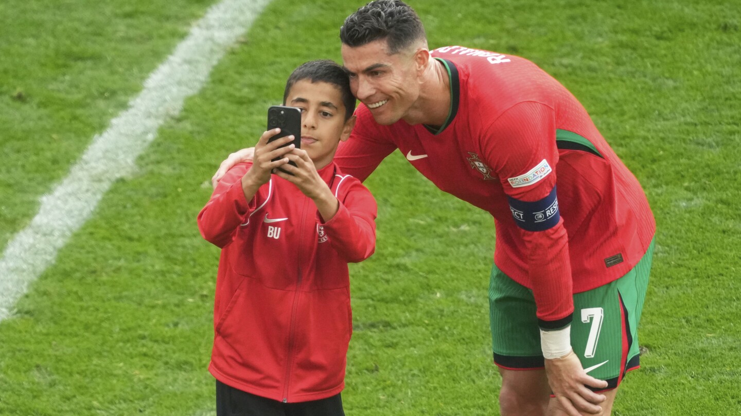 Cristiano Ronaldo “chanceux” de ne pas être blessé après que des amateurs de selfie l’aient confronté, selon l’entraîneur