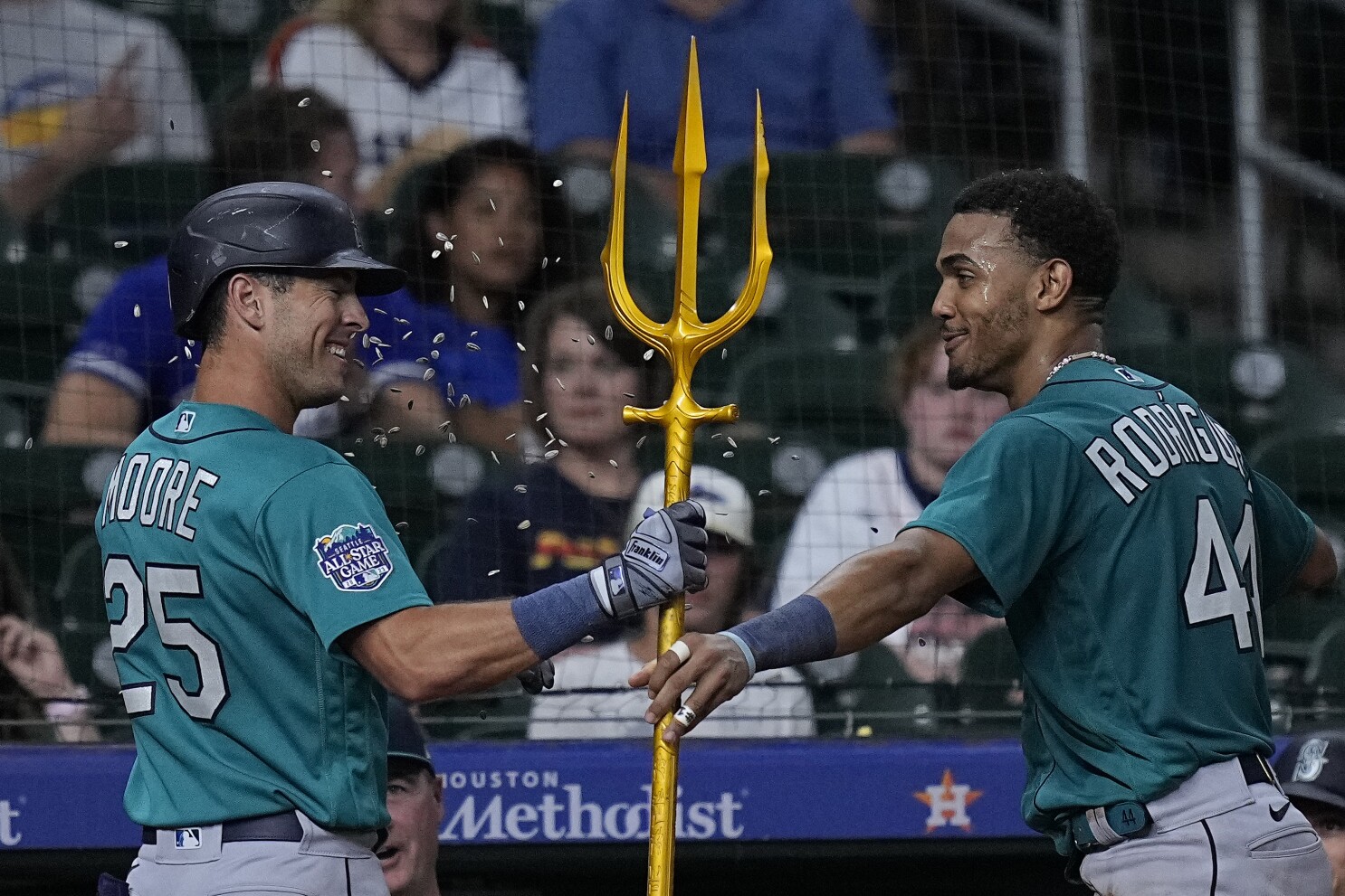 Suárez hits two-run homer as Mariners hold on for 7-6 win over Astros to  complete series sweep