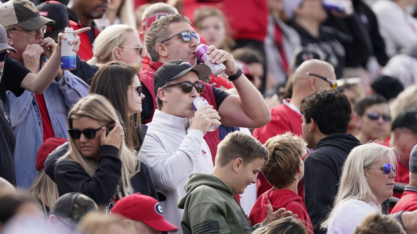 Une enquête de l’AP révèle que 55 des 69 écoles du football universitaire majeur vendent désormais de l’alcool dans les stades le jour du match.
