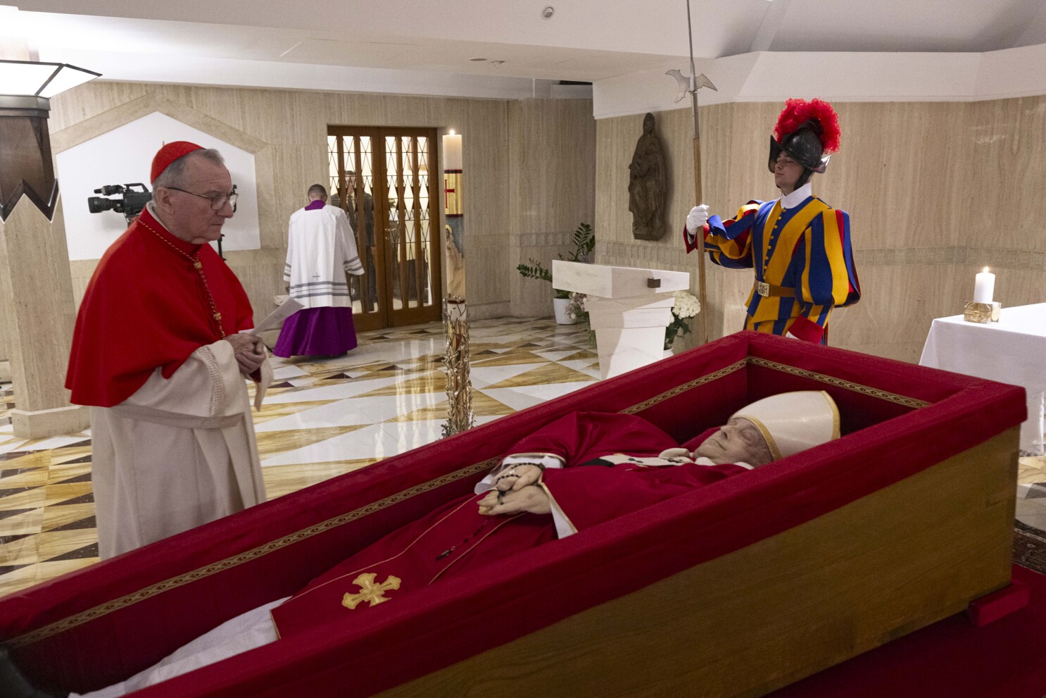 Giáo hoàng Francis lo lắng về việc chào đón đám đông tại Quảng trường Thánh Peter nhưng ông rất biết ơn vì đã làm như vậy, báo cáo cho biết