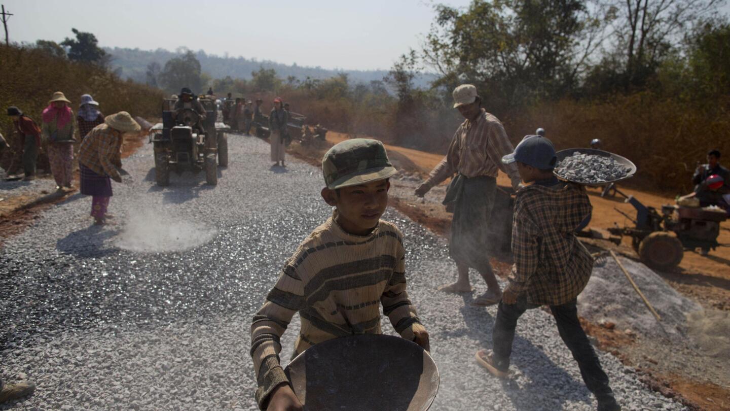 Jalan diaspal dengan granit dan harapan datang ke Myanmar