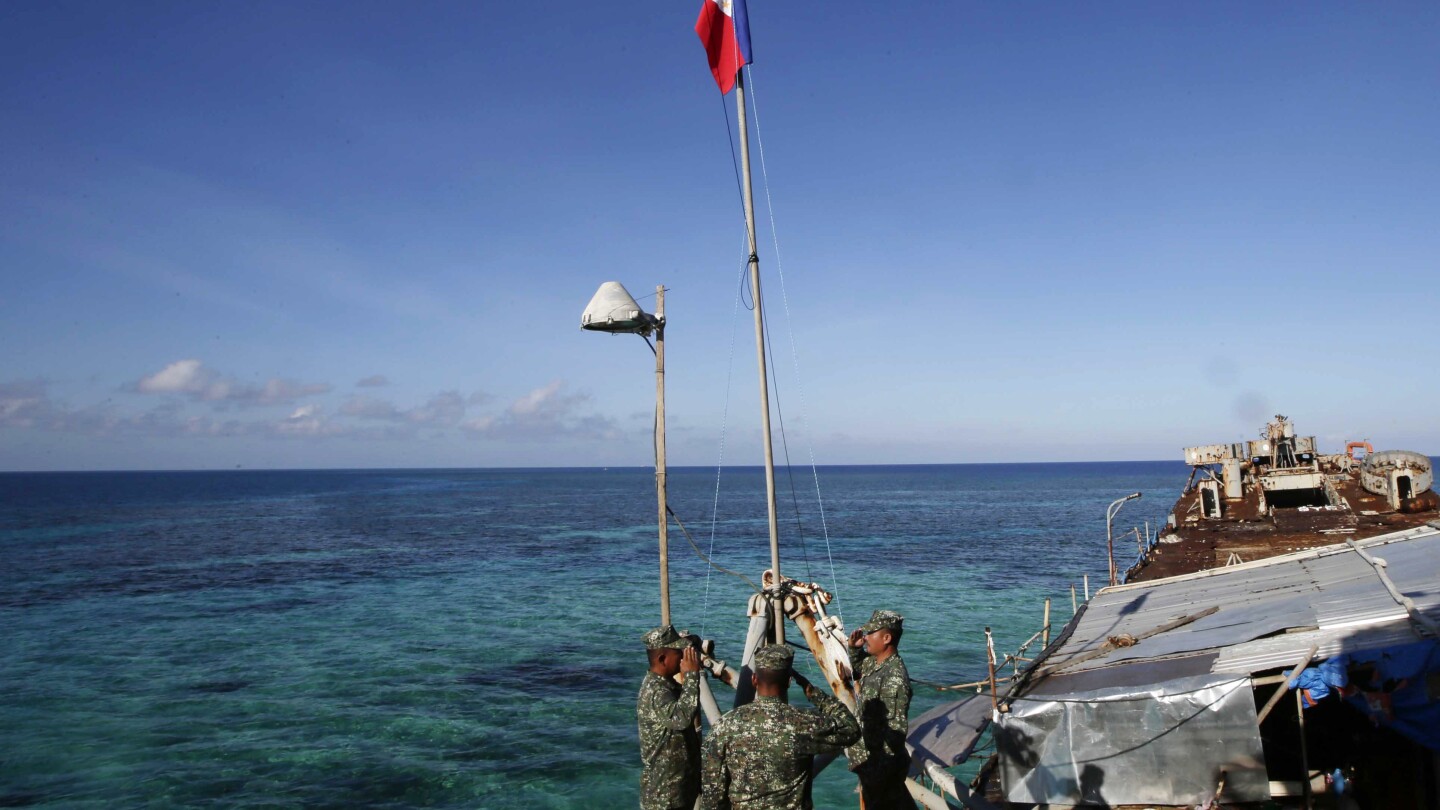 Филипините казват, че китайската брегова охрана е конфискувала храна, пусната със самолет за филипинските сили в оспорвано море