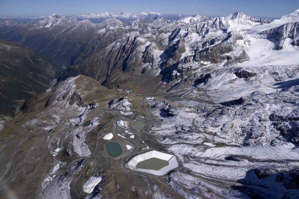 Гірськолижний район льодовика Штубай з резервуарами для підйомників видно поблизу Інсбрука, Австрія, у понеділок, 25 вересня 2023 р. (AP Photo/Matthias Schrader)