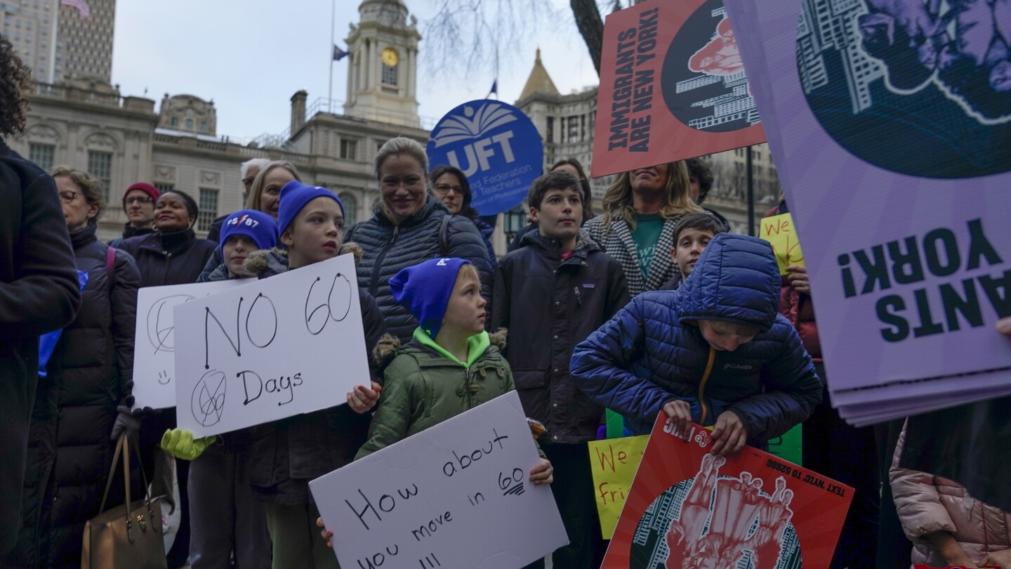 НЮ ЙОРК AP — Семейства мигранти и техните защитници маршируваха