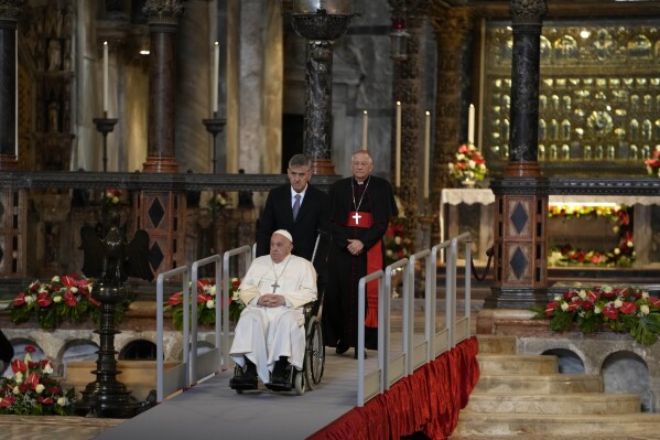El papa Francisco sale de la Basílica de San Marcos, en Venecia, Italia, el domingo 28 de abril de 2024.. (AP Foto/Alessandra Tarantino)