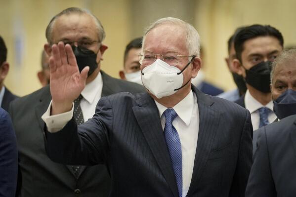 Former Malaysian Prime Minister Najib Razak, center, wearing a face mask arrives at Court of Appeal in Putrajaya, Malaysia, Monday, Aug. 15, 2022. Malaysia's top court Monday began hearing a final appeal by Najib to toss out his graft conviction linked to the massive looting of the 1MDB state fund. (AP Photo/Vincent Thian)