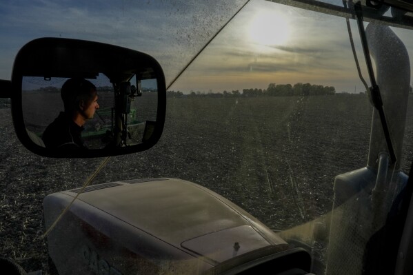2024年4月22日，星期一，马克·伍德拉夫（Mark Woodruff）在俄亥俄州萨比纳（Sabina）的一块大豆田里经营着一台播种机。由于气候变化导致中西部地区春雨增加，这可能意味着渴望进行春播仪式的农民更加焦虑。（美联社照片/Joshua A.Bickel）