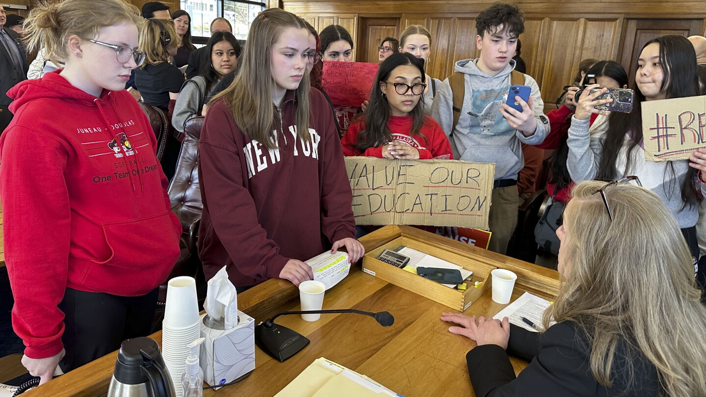 Ученици напуснаха училища в цяла Аляска, за да протестират срещу ветото на губернатора върху образователния пакет