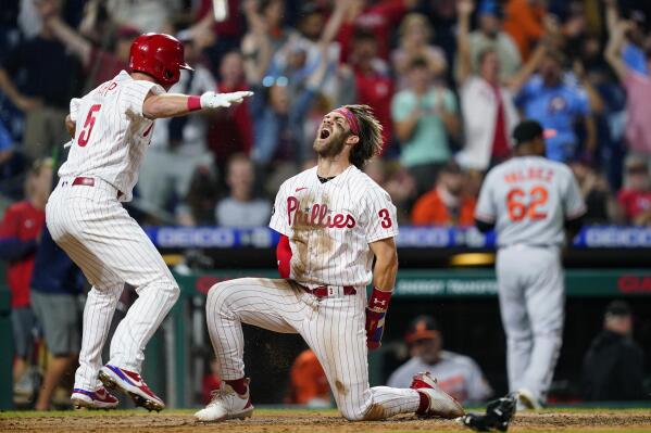 Hot Harper carries Phillies into NL East title contention