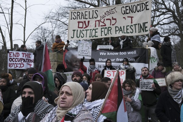 Manifestantes sostienen pancartas y ondean banderas palestinas durante una marcha de protesta frente a la Corte Internacional de Justicia en La Haya, Holanda, jueves 11 de enero de 2024. (AP Foto/Patrick Post)