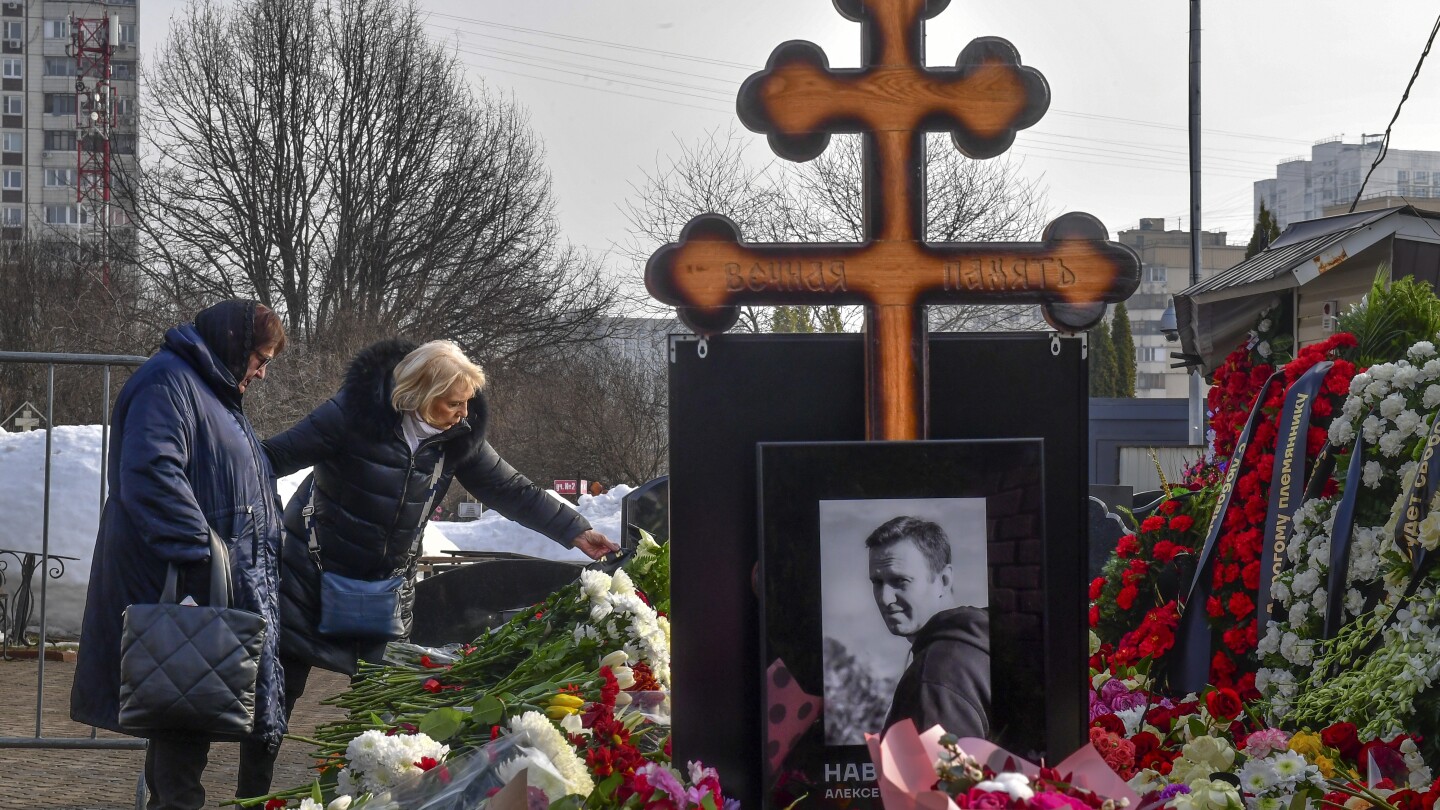 Майката на Навални носи цветя на гроба му ден след като хиляди присъстваха на погребението му в Москва