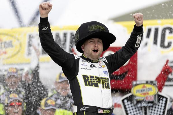William Byron festeja tras ganar la carrera de la NASCAR Cup Series, el domingo 5 de marzo de 2023, en Las Vegas. (AP Foto/Ellen Schmidt)