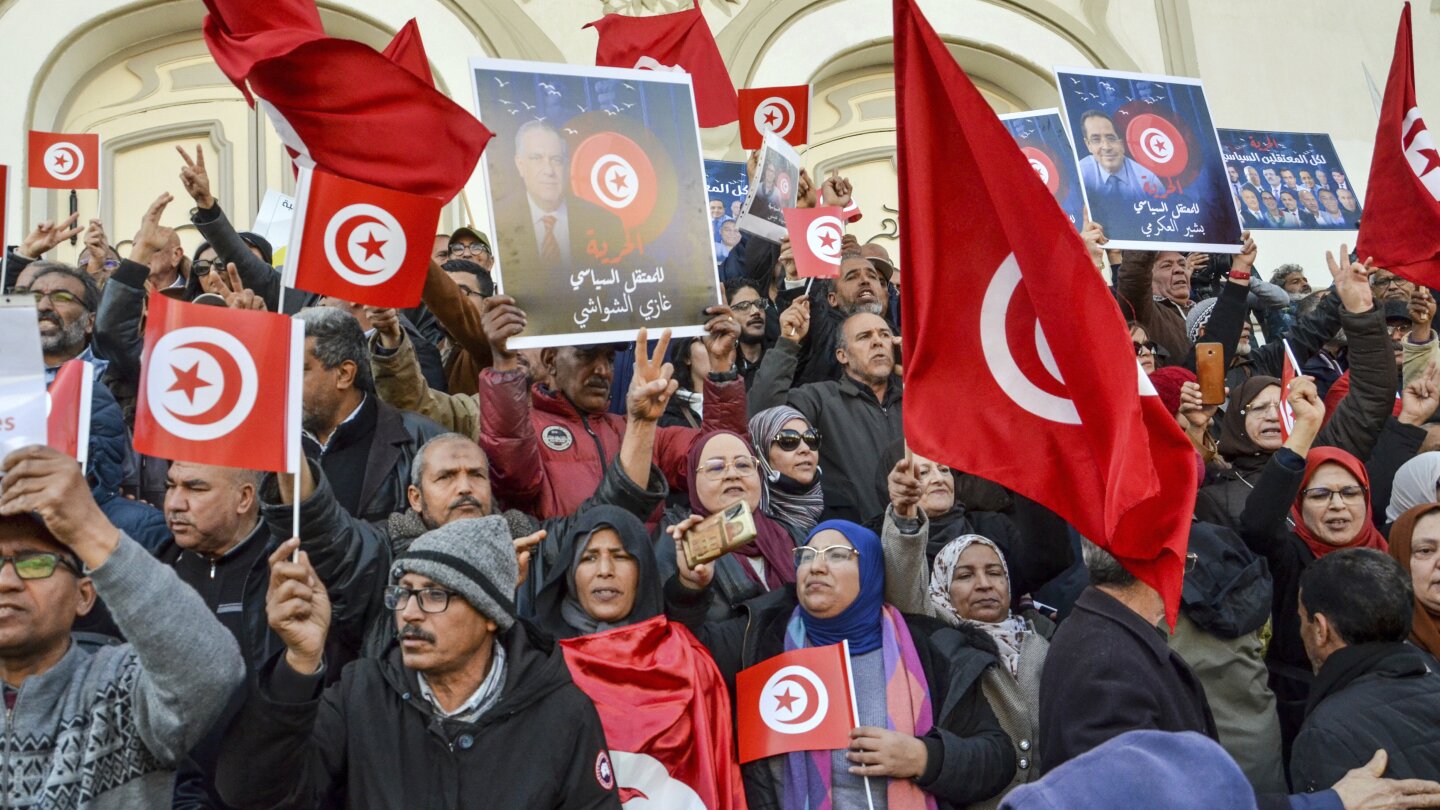 ТУНИС Тунис AP — Съдия в Тунис осъди журналист и