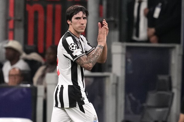 FILE - Newcastle's Sandro Tonali applauds as he leaves the pitch during the Champions League group F soccer match between AC Milan and Newcastle at the San Siro stadium in Milan, Italy, on Sept. 19, 2023. Tonali has been charged with breaching English soccer's betting rules, the Football Association said Thursday March 28, 2024. Tonali is currently serving a 10-month ban issued by the Italian soccer federation for betting on teams he played for, which has ruled him out of action since October. (AP Photo/Antonio Calanni, File)