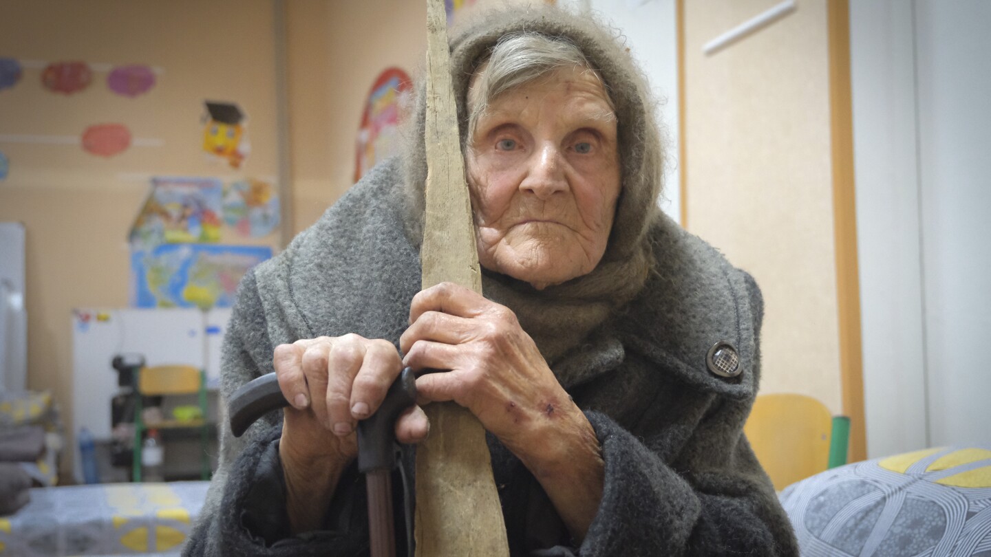 КИЕВ Украйна АП — 98 годишна жена в Украйна която