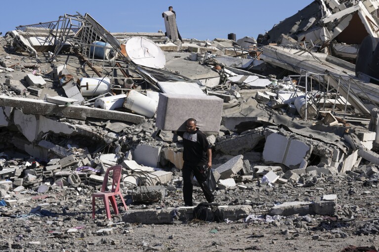 Palestinos visitam suas casas destruídas pelos bombardeios israelenses na área de Al-Zahraa, nos arredores da Cidade de Gaza, na quinta-feira, 30 de novembro de 2023. Durante um cessar-fogo temporário entre o Hamas e Israel.  (Foto AP/Adel Hanna)