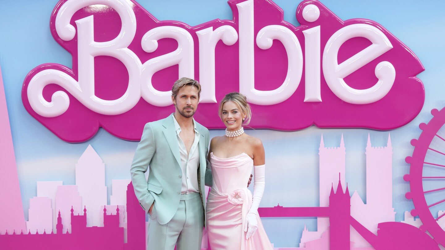 Райън Гослинг преосмисля силната си балада за „Barbie“ „I’m Just Ken“ за Коледа, споделя ново EP