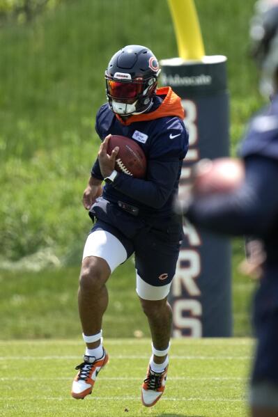 Bears QB Justin Fields says chemistry with new WR D.J. Moore came on  'quickly' in minicamp