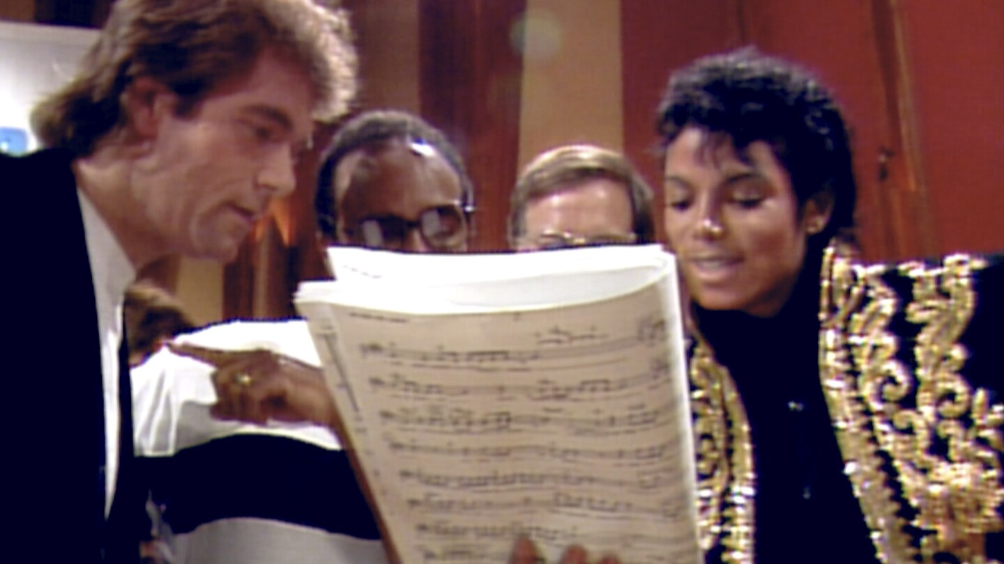 Документалният филм за „Ние сме светът“ навлиза дълбоко в записната сесия на звездния благотворителен сингъл от 1985 г.