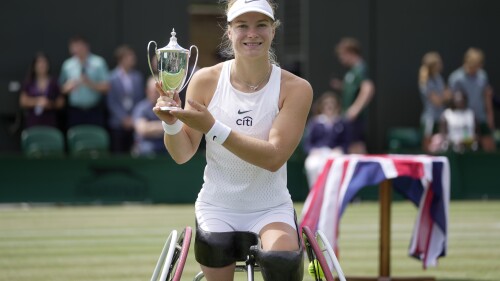 Nizozemka Didi De Grootová slaví svou trofej poté, co vyhrála finále dvouhry žen na vozíku proti Jessek Griffioen z Nizozemska 13. dne tenisového Wimbledonského mistrovství v Londýně, v sobotu 15. července 2023. (AP Photo/Kin Cheung)