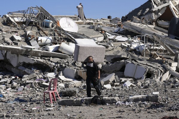 Les Palestiniens visitent leurs maisons détruites lors des bombardements israéliens à Al-Zahra, à la périphérie de la ville de Gaza, le jeudi 30 novembre 2023. pendant le cessez-le-feu temporaire entre le Hamas et Israël.  (Photo AP/Adel Hana)