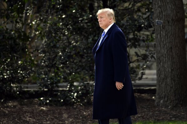 
              El presidente Donald Trump camina en la Casa Blanca, Washington, el viernes 23 de marzo de 2018. (AP Foto/Susan Walsh)
            