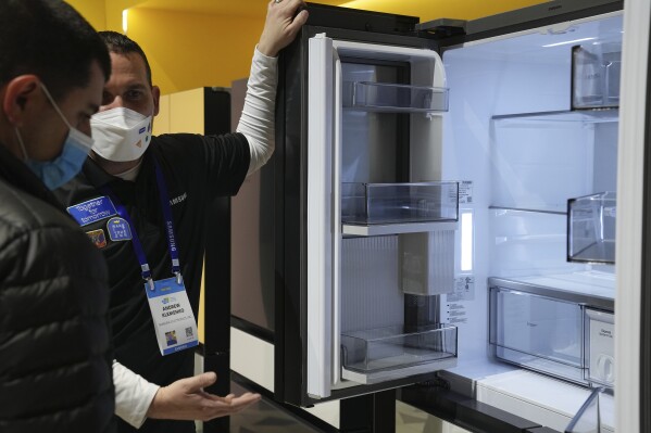 Bestand - Andrew Klemenko pronkt met de Smart Counter Depth BESPOKE Flex 4-Door Fridge op de Samsung-stand tijdens de CES-technologieshow in Las Vegas.  Aan het begin van 2024, ook wel bekend als het seizoen van de goede voornemens, zijn er veel kleine, gemakkelijk haalbare manieren om een ​​klimaatvriendelijker leven te leiden.  (AP Foto/Joe Buglewicz, bestand)