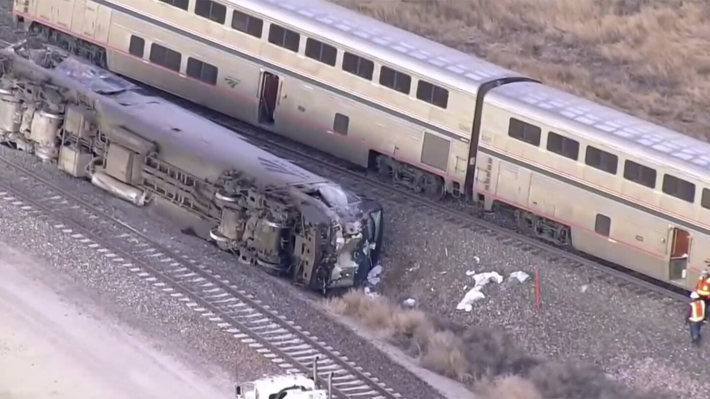 Най-малко 2 души бяха хоспитализирани, след като влак на Amtrak дерайлира и удари камион за мляко в Колорадо