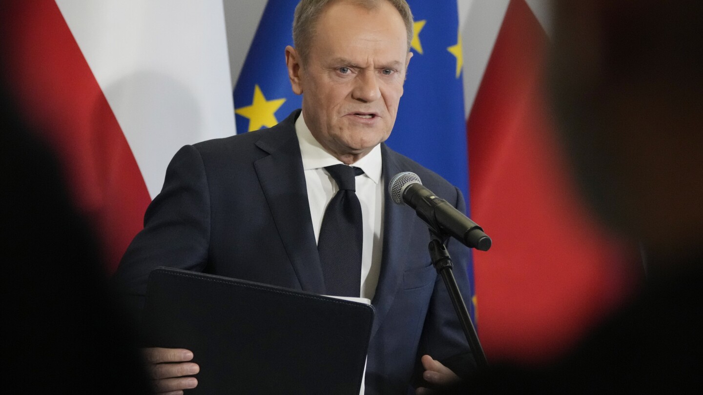 Dzień z dwoma premierami w Polsce rozpoczyna opóźnione przejście do centrowego, prounijnego rządu