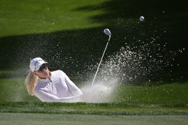 2024年4月4日木曜日、ネバダ州ノースラスベガスで行われたLPGA Tモバイル・マッチプレー・ゴルフ・トーナメントの第2ラウンドで、9番グリーンのバンカーから打つパーニラ・リンドバーグ（AP写真/ジョン・ロッチャー）