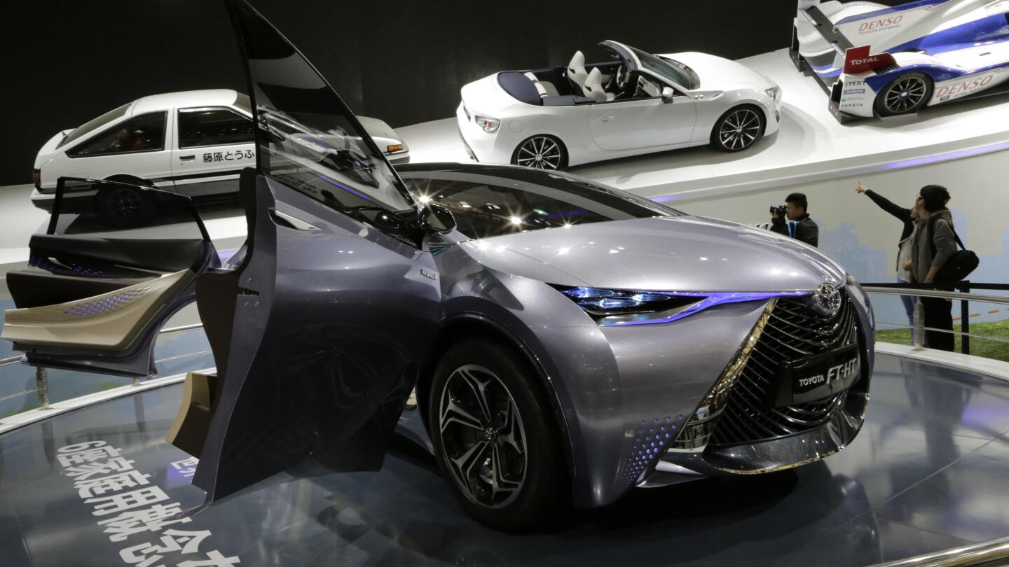 Pembuat mobil terlaris Toyota meskipun China jatuh