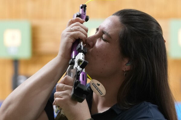 La mexicana Alejandra Zavala besa su pistola después de ganar el oro en la final femenina de tiro con pistola de aire comprimido de 10 metros en los Juegos Panamericanos en Santiago, Chile, el jueves 26 de octubre de 2023.  (Foto AP/Matías Delacroix)