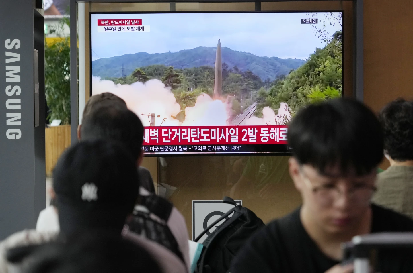 North Korea fires 2 short-range missiles into the sea as US docks nuclear submarine in South Korea (apnews.com)