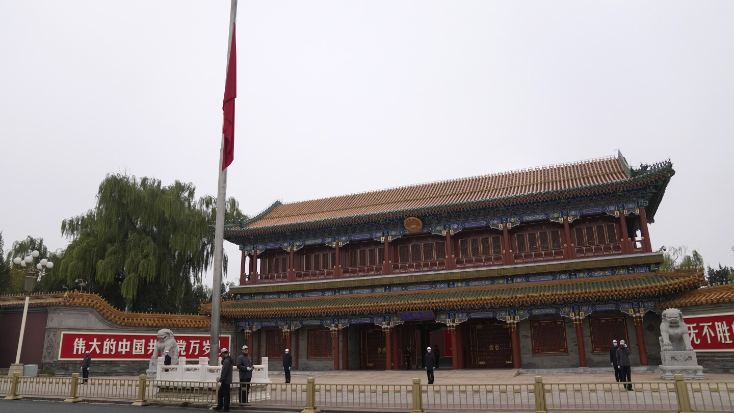 中国前总理李克强的遗体安葬后，大批民众聚集在国葬场附近。
