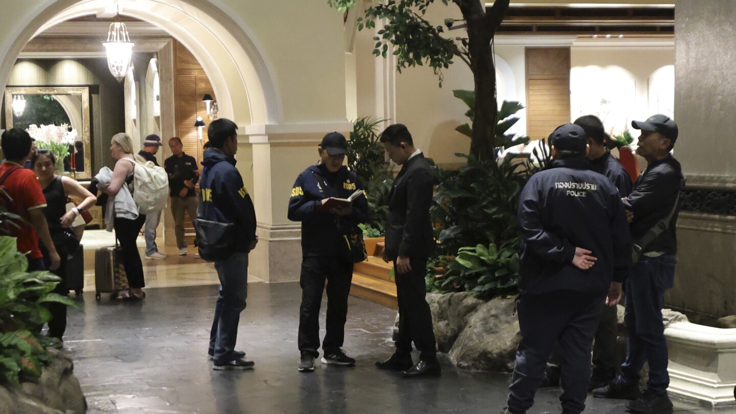 Policja twierdzi, że w kubkach należących do Wietnamczyków i Amerykanów znalezionych martwych w hotelu w Bangkoku znaleziono ślady cyjanku