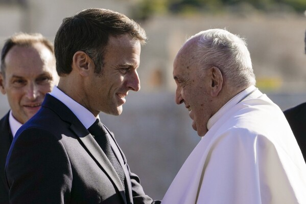 El papa Francisco, recibido por el presidente de Francia, Emmanuel Macron, a su llegada a una sesión de la cumbre "Rencontres Mediterraneennes" ("Reencuentros mediterráneos"), en el Palais du Pharo, en Marsella, Francia, el 23 de septiembre de 2023. (AP Foto/Alessandra Tarantino)