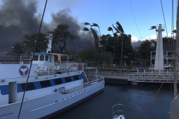 In questa foto fornita da Brandin Stevens, il fumo riempie l'aria di un incendio nel porto di Lahaina martedì 8 agosto 2023, alle Hawaii.  L'incendio è stato diffuso a Lahaina Town, inclusa Front Street, una famosa zona per lo shopping e la ristorazione, ha detto per telefono la portavoce della contea di Maui Mahina Martin.  Il traffico è intenso mentre le persone cercano di evacuare l'area e i funzionari hanno chiesto alle persone che non si trovano nella zona di evacuazione di rimanere lì per evitare ingorghi, ha detto.  (Di Brandin Stevens tramite AP)