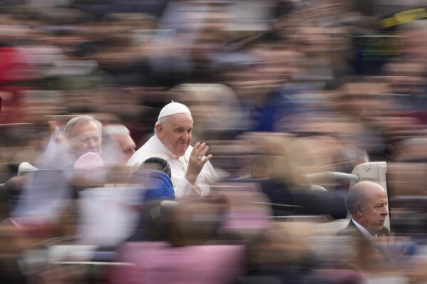 DOSSIER - Le pape François arrive pour son audience générale hebdomadaire sur la place Saint-Pierre au Vatican, le 8 mars 2023. Le pape François se rend cet été à la périphérie du catholicisme romain lorsqu'il devient le premier pontife à visiter la Mongolie, une nation d'Asie centrale pressée entre la Russie et la Chine avec seulement 1 500 catholiques.  Le programme du 1er au 4 septembre publié le jeudi 6 juillet 2023 est léger par rapport aux normes papales et comprend une journée complète de repos à l'arrivée, ce qui semble être une concession aux récents problèmes de santé du pape de 86 ans.  (Photo AP/Andrew Medichini, dossier)