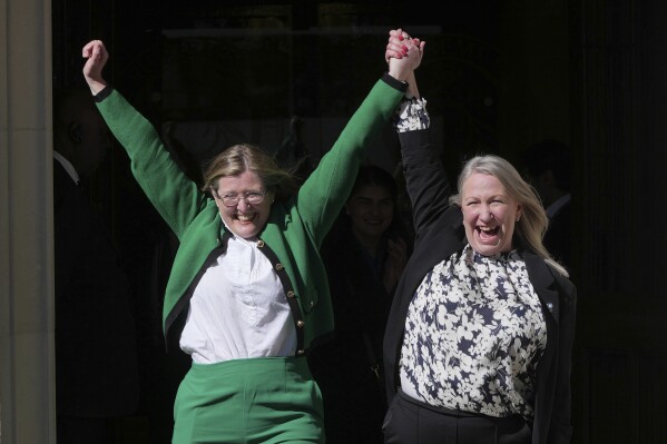 Marion Calder, bên phải, và Susan Smith, bên trái, từ For Women Scotland, ăn mừng bên ngoài sau khi Tòa án Tối cao Vương quốc Anh phán quyết rằng phụ nữ là người sinh ra là nữ về mặt sinh học, loại trừ người chuyển giới khỏi định nghĩa pháp lý trong một cuộc tranh chấp kéo dài giữa nhóm nữ quyền và chính quyền Scotland, tại London, thứ Tư, ngày 16 tháng 4 năm 2025. (Ảnh AP/Kin Cheung)