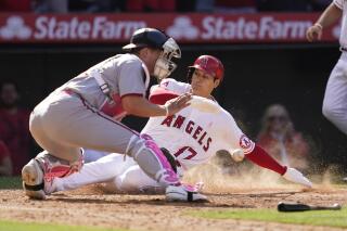 El bateador designado de los Angelinos Shohei Ohtani (17) anota la carrera para dejar tendidos a los Nacionales, con un imparable de Anthony Rendon durante la novena entrada del juego de béisbol en contra de Washington, en Anaheim, California, el domingo 8 de mayo de 2022. (AP Foto/Ashley Landis)