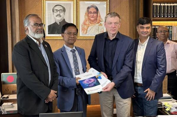 Erik Aas, Chief Executive Officer of Banglalink, received the unified licence from Engineer Md Mohiuddin Ahmed, Chairman of the BTRC in Dhaka on 14 March 2024.