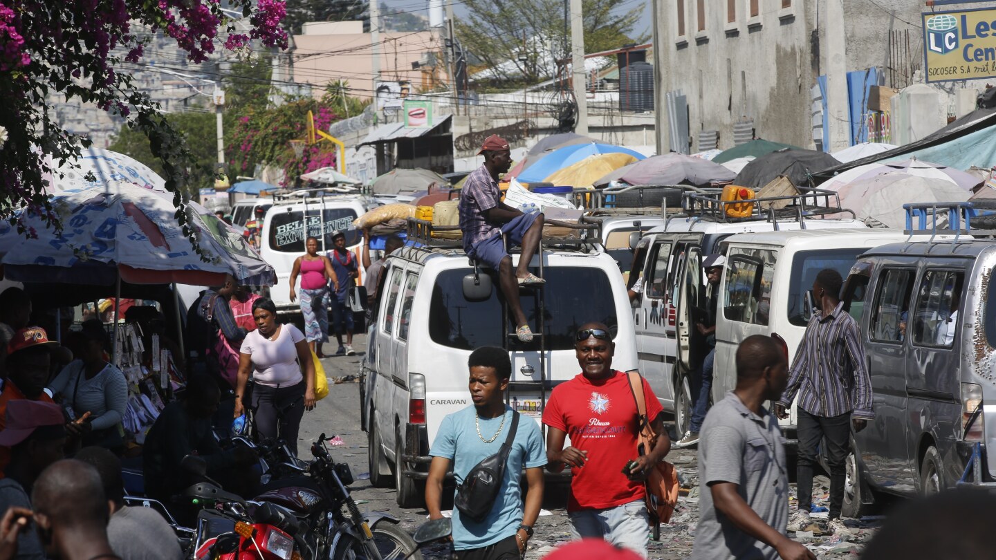 Бъдещето на Хаити се планира на две релси: традиционна политическа власт и власт на банди