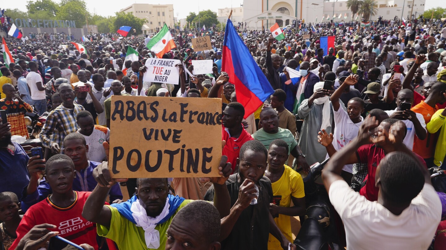 L’ambassade de France au Niger est attaquée alors que des manifestants brandissant des drapeaux russes défilent dans la capitale