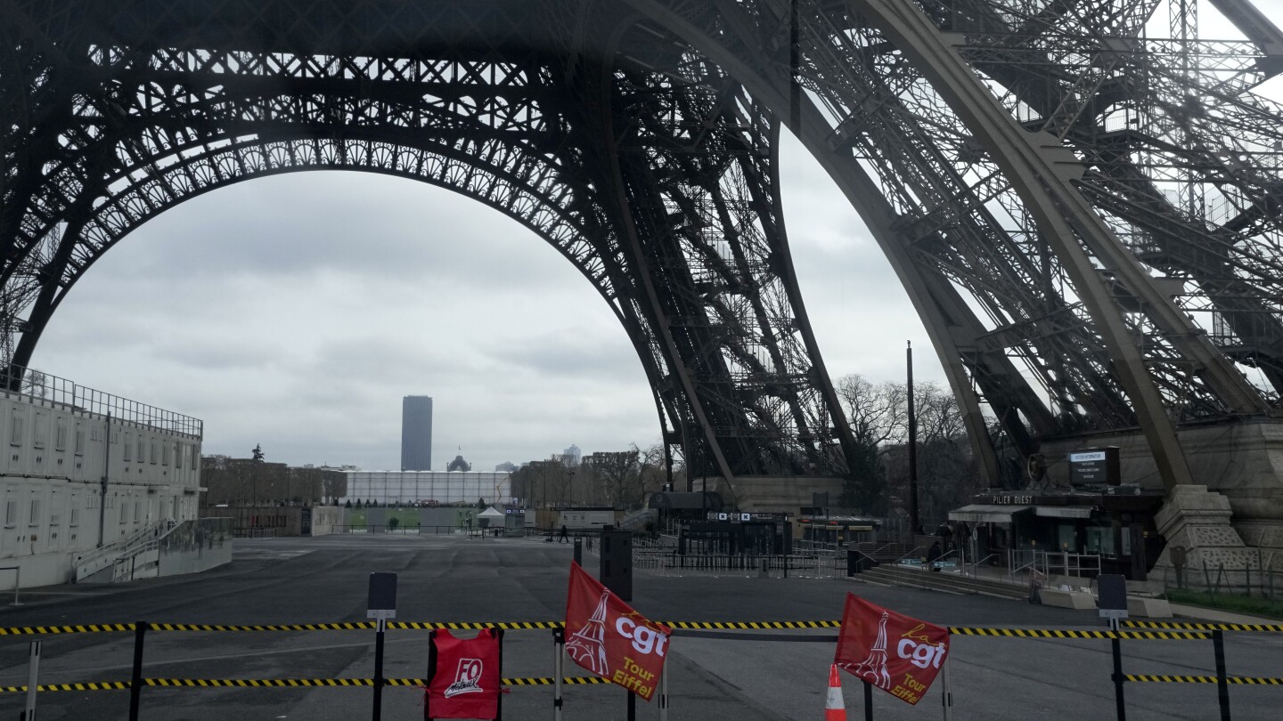 ПАРИЖ АП — Стачка в Айфеловата кула заради лошо финансово